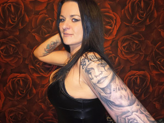 Alter: 37 / Zwilling - Größe: 168 / normal - Geschlecht: weiblich - Ausrichtung: bisexuell - Haare: schwarz / mittellang - Piercing: Gesicht - BH-Größe: C - Hautfarbe: weiss - Augen: grau - Rasur: vollrasiert