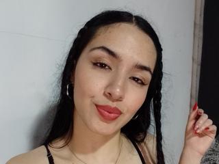 Alter: 22 / Jungfrau - Größe: 165 / schlank - Geschlecht: weiblich - Ausrichtung: heterosexuell - Haare: braun / lang - Piercing: keins - BH-Größe: A - Hautfarbe: weiss - Augen: braun - Rasur: vollrasiert