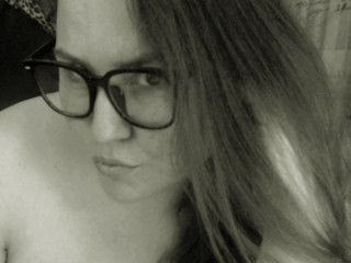 Alter: 46 / L&ouml;we - Gr&ouml;&szlig;e: 2 / kr&auml;ftig - Geschlecht: weiblich - Ausrichtung: heterosexuell - Haare: blond / lang - Piercing: keins - BH-Gr&ouml;&szlig;e: D - Hautfarbe: weiss - Augen: blau - Rasur: vollrasiert