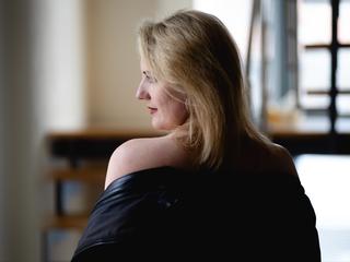 Alter: 38 / Waage - Größe: 177 / schlank - Geschlecht: weiblich - Ausrichtung: bisexuell - Haare: blond / mittellang - Piercing: keins - BH-Größe: B - Hautfarbe: weiss - Augen: grün - Rasur: vollrasiert