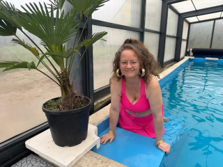 Alter: 51 / Krebs - Größe: 156 / mollig - Geschlecht: weiblich - Ausrichtung: heterosexuell - Haare: braun / mittellang - Piercing: keins - BH-Größe: E und mehr - Hautfarbe: weiss - Augen: grün - Rasur: nicht rasiert