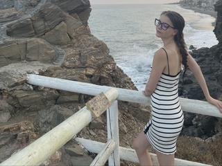 Alter: 18 / Widder - Größe: 170 / schlank - Geschlecht: weiblich - Ausrichtung: bisexuell - Haare: brünett / lang - Piercing: keins - BH-Größe: B - Hautfarbe: weiss - Augen: braun - Rasur: teilrasiert