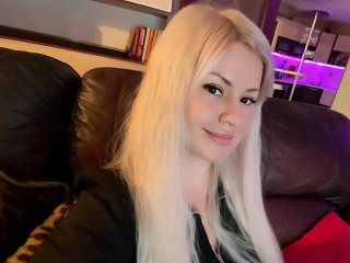 CrystallEyess - Viel Vergn&uuml;gen in der Gesellschaft einer eleganten Dame mit einem frechen Sinn. Ich kann dabei unglaubliche Orga**en erleben! Hoffentlich kannst du da mithalten.