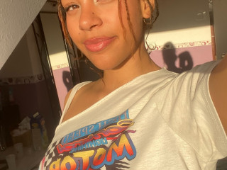 Alter: 19 / Sch&uuml;tze - Gr&ouml;&szlig;e: 160 / schlank - Geschlecht: weiblich - Ausrichtung: bisexuell - Haare: braun / mittellang - Piercing: keins - BH-Gr&ouml;&szlig;e: C - Hautfarbe: schwarz - Augen: braun - Rasur: vollrasiert