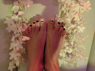 Alter: 38 / L&ouml;we - Gr&ouml;&szlig;e: 158 / normal - Geschlecht: weiblich - Ausrichtung: bisexuell - Haare: br&uuml;nett / lang - Piercing: keins - BH-Gr&ouml;&szlig;e: A - Hautfarbe: latina - Augen: braun - Rasur: vollrasiert