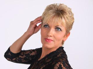 SexyIrinka - Ich liebe M&auml;nner und denke, dass sie es verdienen, das beste reife Model mit gro&szlig;en nat&uuml;rlichen Br&uuml;sten, rundem Arsch, tollen Beinen und F&uuml;&szlig;en und einer beschnittenen Schmetterlingsmuschi in Webcam-Action zu sehen!